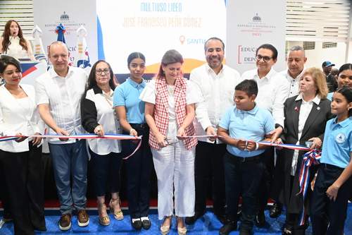 Vicepresidenta inaugura junto al INEFI polideportivo en Santiago reafirmando compromiso con el deporte escolar