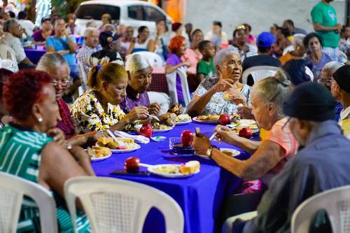 Celebran tradicional cena de fin de año con envejecientes de Villa Francisca