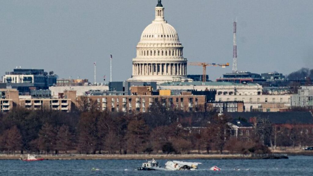 Última hora tras el choque de un avión con un helicóptero en Washington: noticias, muertos y más