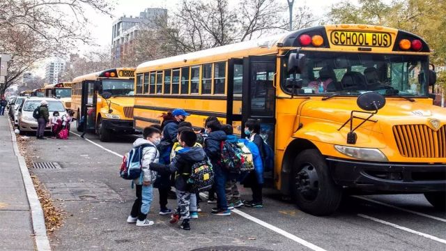 Por miedo a redadas, familias inmigrantes sacan a los niños de las escuelas de Nueva York