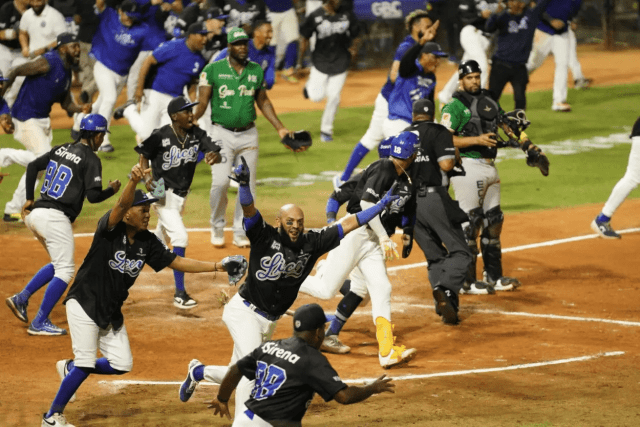 Video |Gustavo Núñez deja en el terreno a las Estrellas y el Licey llega a su tercera final en línea