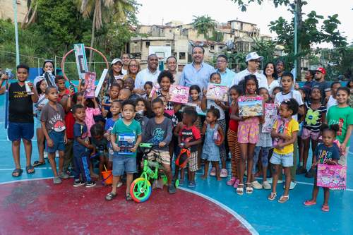 Alberto Rodríguez impacta a barrios vulnerables del DN con la entrega de cientos de juguetes a niños de escasos recursos