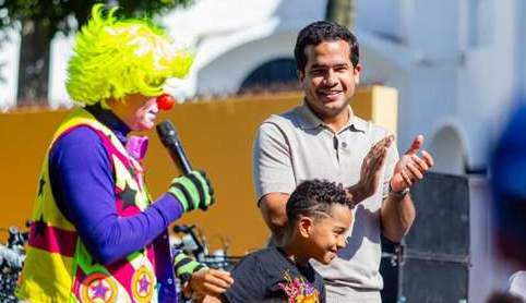 Omar Fernández lleva felicidad y juguetes a niños en día de Reyes