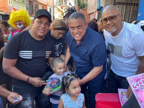 Roberto Rojas lleva alegría a cientos niños del Ensanche Capotillo con la entrega de jueguetes durante celebración del Día de los Santos Reyes Magos