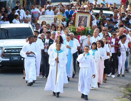 A ritmo del cántico “¡Viva la Virgen de la Altagracia!” la comunidad de San Vicente de Paúl celebró su fe