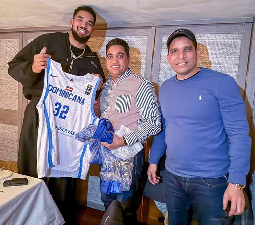 Ministro Kelvin Cruz y la súper estrella de la NBA Karl Anthony Town comparten en New York.