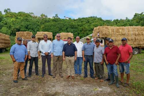 Ganadería refuerza la producción en Cabrera con entrega de equipos y pasto mejorado