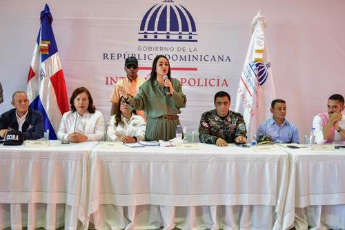 Ministra de Interior y Policía sostiene encuentro con habitantes de Cienfuegos en Santiago