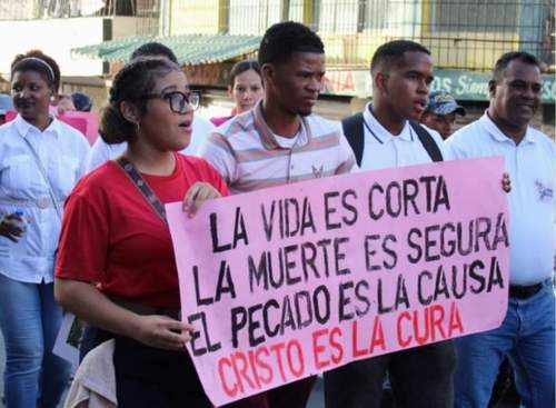 Jóvenes cristianos realizan marcha «Derrumbando Muros» en Los Alcarrizos