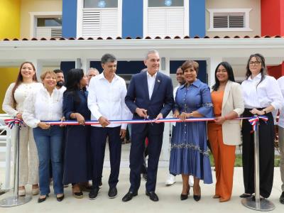 El Gobierno inaugura un liceo y un CAIPI en SDO