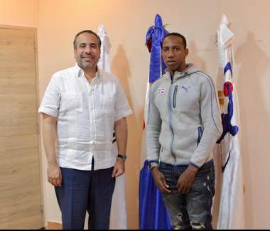 Alberto Rodríguez escucha al atleta José Miguel Paulino y lo recibe en las oficinas de INEFI