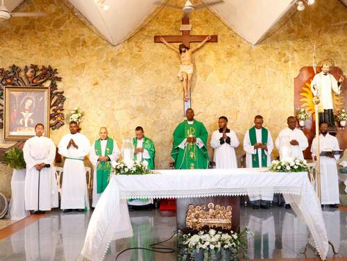 El Padre Dumy Delisca celebra su primera Eucaristía en la Parroquia San Vicente de Paúl