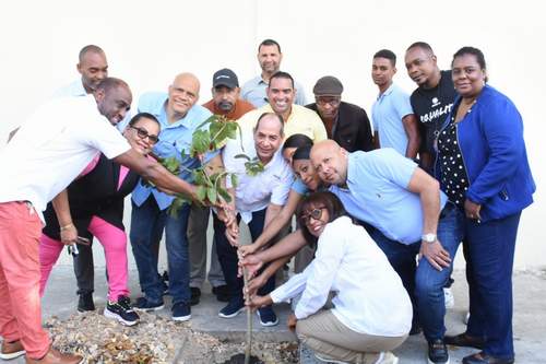 Regidores ADN reforestan entorno Escuela República de Colombia