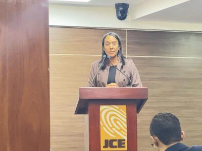 Representantes de candidaturas independientes se defienden en la JCE