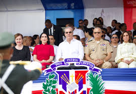 Presidente Abinader observa desfile militar por el 181 aniversario de la Independencia Nacional