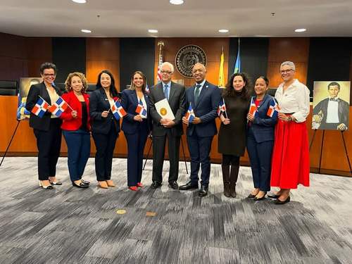 José Santana, primer Cónsul dominicano en New Jersey en encabezar izamiento de la bandera en el condado de Middlesex.