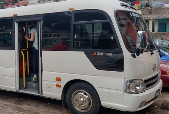 VIDEO / DGM detiene chofer y cobrador de un autobús en Las Matas de Farfán por un rebase