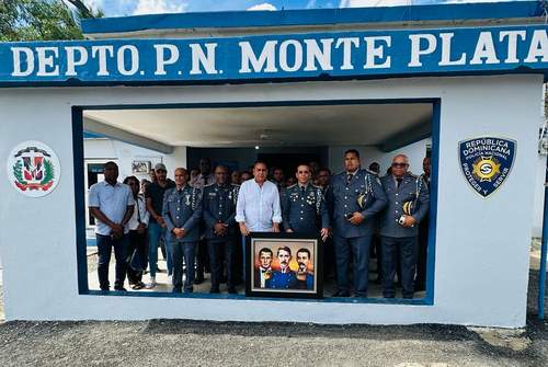 Senador Pedro Tineo honra a la Policía Nacional con la entrega de cuadros de los Padres de la Patria en su versión militar